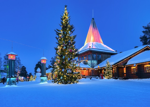 Lâmpadas de rua do Círculo Ártico em Santa Office na Aldeia do Papai Noel, Rovaniemi, Lapônia, Finlândia, no inverno. Tarde da noite