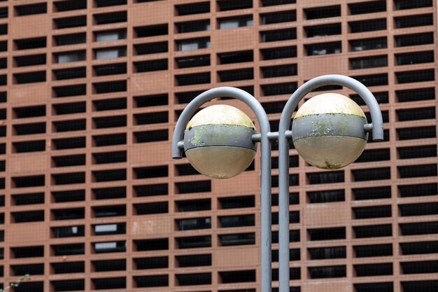 Foto lâmpadas de rua no fundo de um edifício contemporâneo