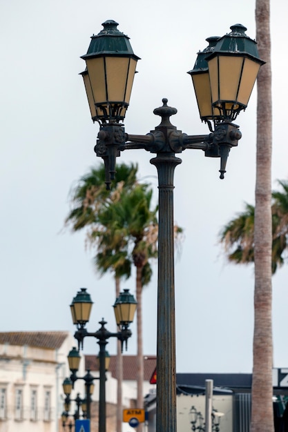 Lâmpadas de rua retrô típicas de cidades europeias.