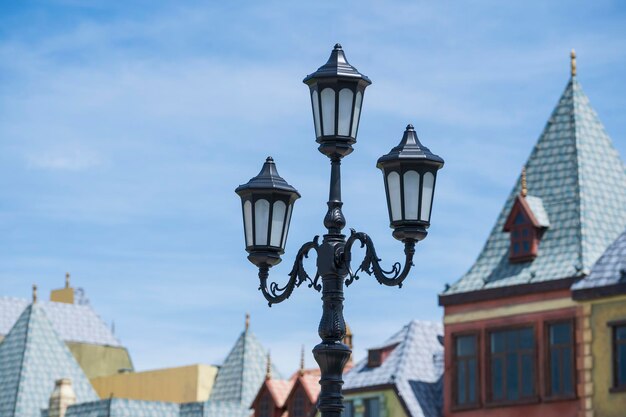 Lâmpadas de rua vitorianas clássicas em um poste de luz de ferro antiquado fechado