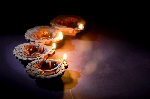 Lâmpadas diya de argila coloridas acesas durante a celebração de Diwali. Greetings Card Design Festival indiano da luz hindu chamado Diwali.