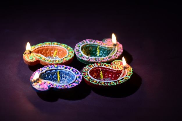 Lâmpadas diya de argila coloridas acesas durante a celebração de Diwali. Greetings Card Design Festival indiano da luz hindu chamado Diwali.