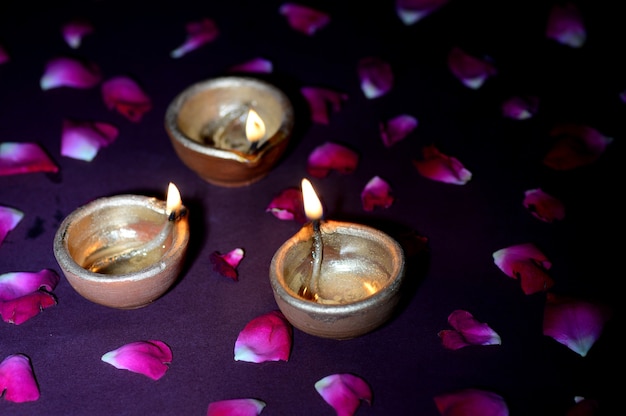 Lâmpadas diya de barro tradicionais acesas durante a celebração do Diwali