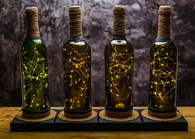 Lâmpadas feitas com garrafas de vinho recicladas e luzes LED