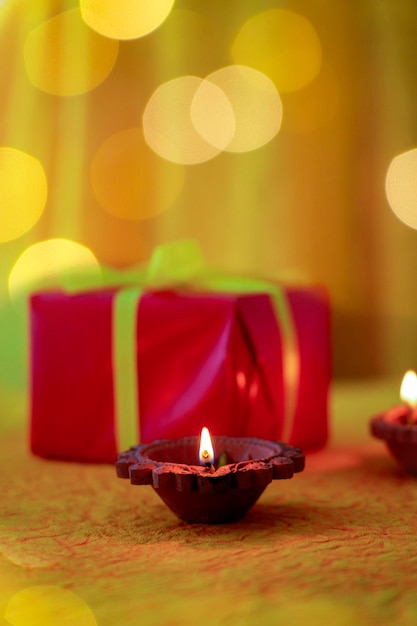Lâmpadas felizes de Diwali Diya acesas durante a celebração do diwali