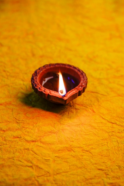 Lâmpadas felizes de Diwali Diya acesas durante a celebração do diwali