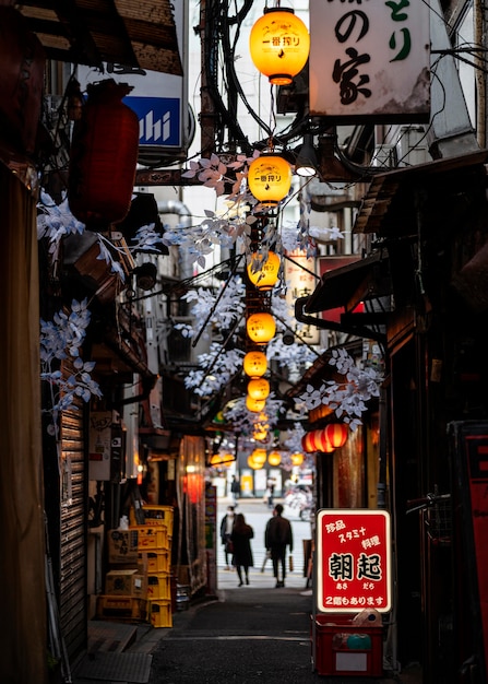 Foto lâmpadas japonesas de paisagem urbana à noite