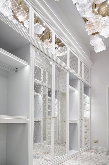 Lâmpadas led de closet branco de luxo com fachadas de espelho