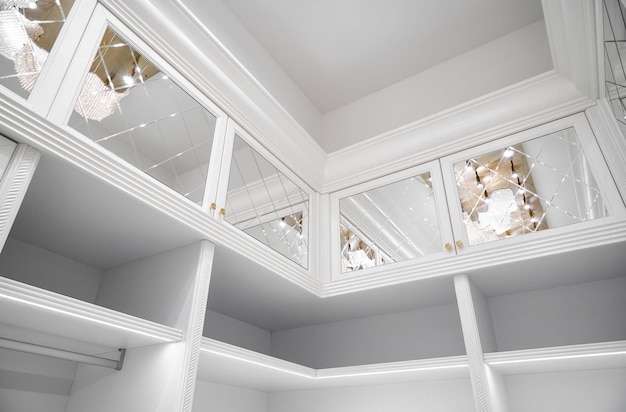 Lâmpadas led de closet branco de luxo com fachadas de espelho