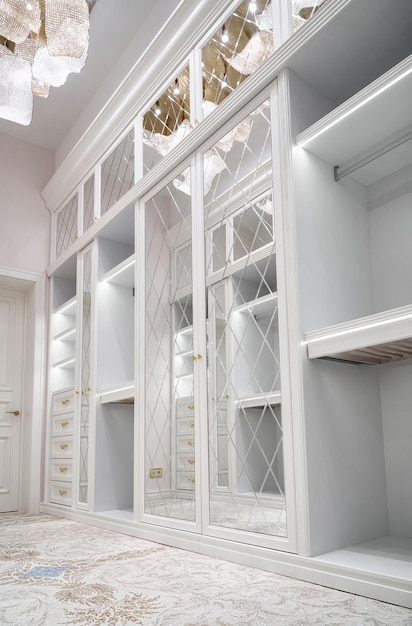 Lâmpadas led de closet branco de luxo com fachadas de espelho