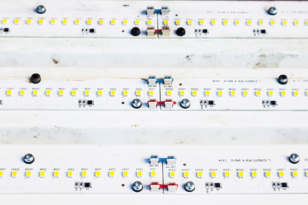 Lâmpadas LED longas empilhadas em uma fileira
