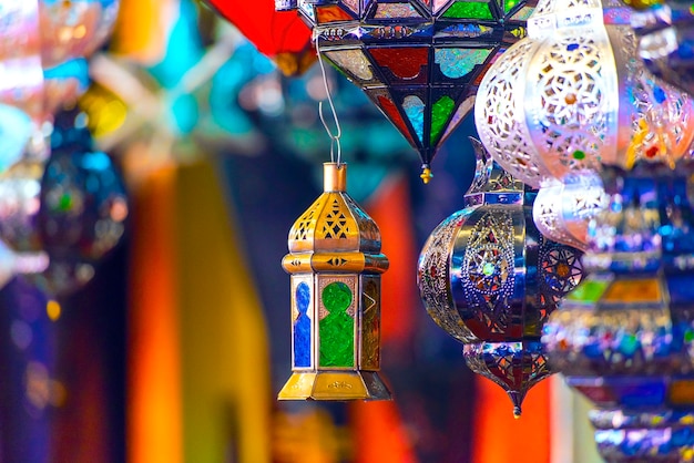 Lâmpadas marroquinas de lembrança tradicional no mercado oriental em Marrocos