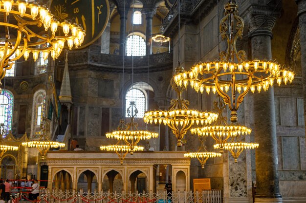 Foto lâmpadas na mesquita mais importante de istambul