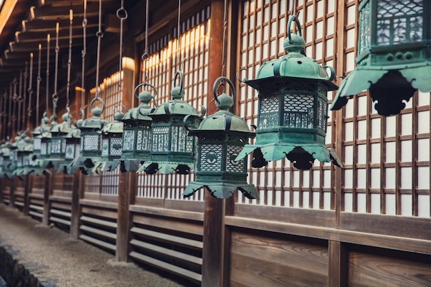 Lâmpadas ou lanternas penduradas no corredor do templo