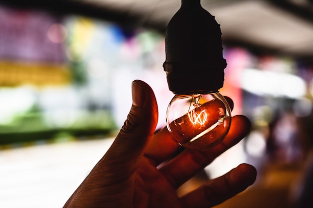 Lâmpadas redondas fornecem uma luz bonita.