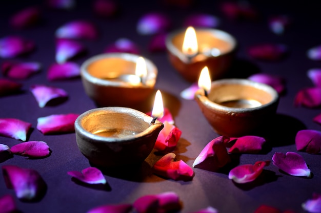 Lâmpadas tradicionais de argila diya acesas durante a celebração do Diwali