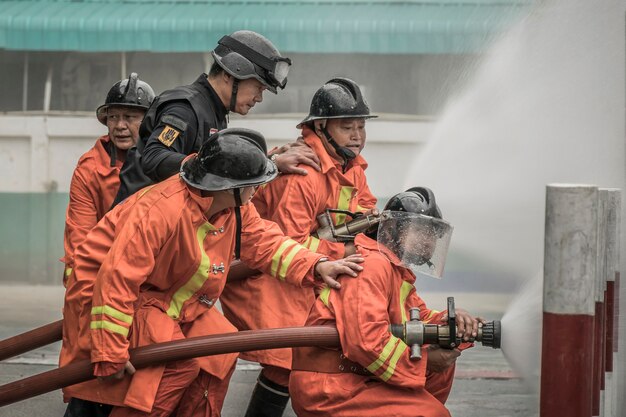 Lampang Tailandia, 30 de agosto de 2018, capacitación y práctica de planes de prevención de incendios, almacenamiento de gas LPG.