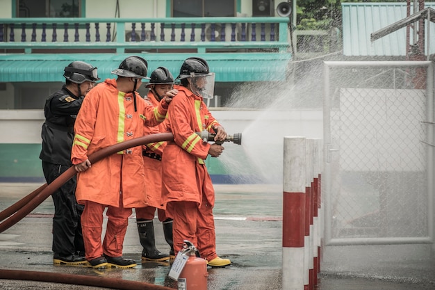 Lampang Tailandia, 30 de agosto de 2018, capacitación y práctica de planes de prevención de incendios, almacenamiento de gas LPG.