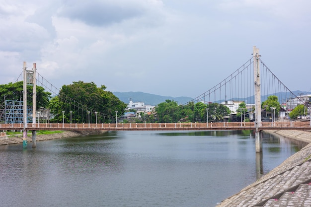 Foto lampang wang river bela paisagem natural do canal de água de irrigação na província de lampang do norte, na tailândia