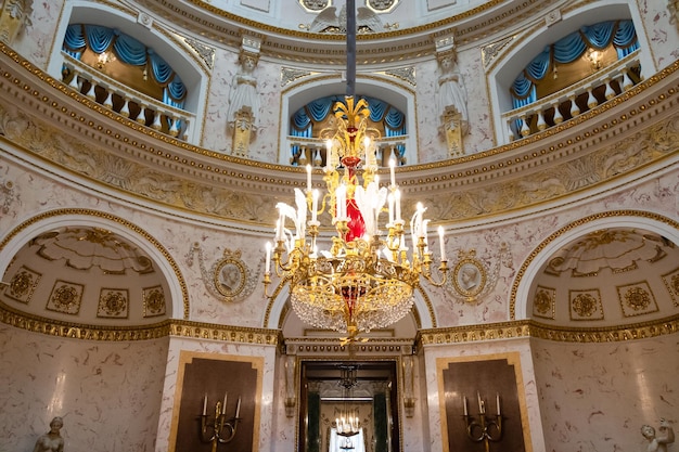 Lámpara de araña en el salón italiano del Palacio Pavlovsk San Petersburgo Rusia Mayo 2022