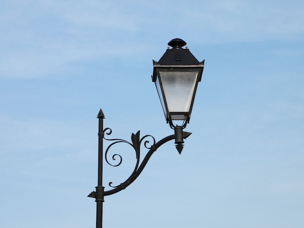 Lámpara de calle contra el cielo. apagar