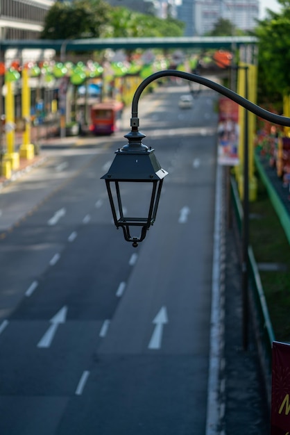 Lámpara de la calle contra el desenfoque de la calle Chinatown Singapur