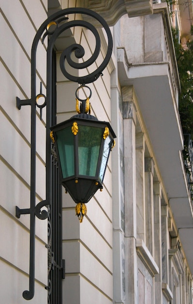 Lámpara de calle en un edificio antiguo en Atenas Grecia