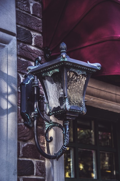 Lámpara de calle de hierro vintage en una pared de ladrillos