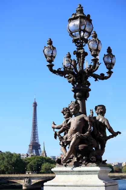 Foto lámpara de calle renacentista con torre eiffel