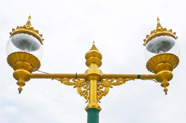 Lámpara de calle retro lámpara de oro con fondo de cielo azul