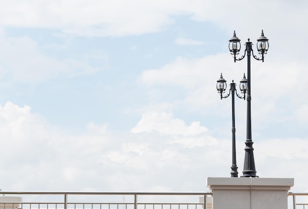 Lámpara de calle retro sobre fondo de cielo azul