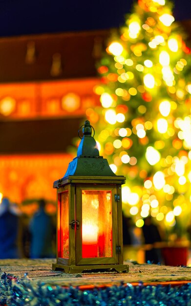 Lámpara de calle con velas en el mercado navideño en la plaza Gendarmenmarkt en Winter Riga, Letonia. Feria de Adviento Decoración y Puestos con Artículos de Artesanía en el Bazar. Calle letona Navidad y vacaciones