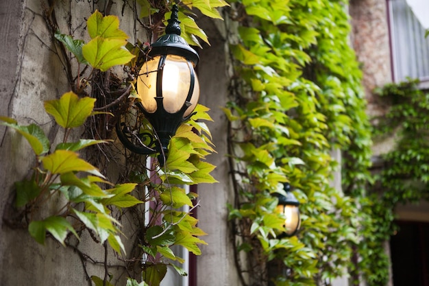 Lámpara de la calle vieja en la casa de Brujas, Bélgica