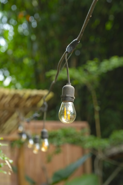 Foto lámpara colgante con fondo borroso ubicación al aire libre lampa