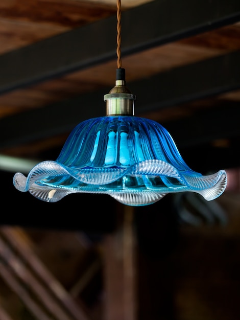 Lámpara colgante moderna con el fondo rústico interior de madera del cortijo.