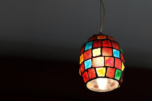 Foto lámpara colorida moderna que cuelga del techo con luz en la pared tecnología de objetos e interior