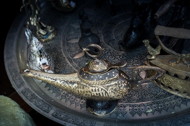 Foto lámpara de deseos de aladino en metal con patrones a la vista