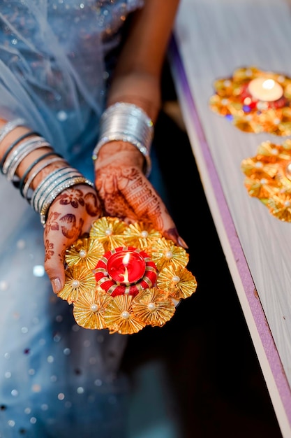 Lámpara de Diwali del Festival Indio en la mano
