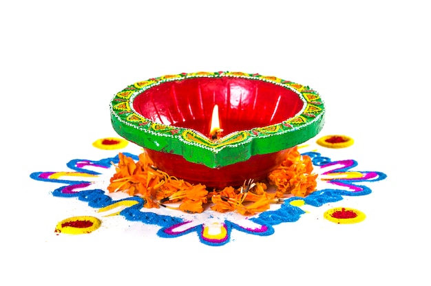 Lámpara diya de arcilla encendida durante el festival de diwali. Clay Diya en Rangoli. Festival hindú hindú de las luces llamado Diwali.