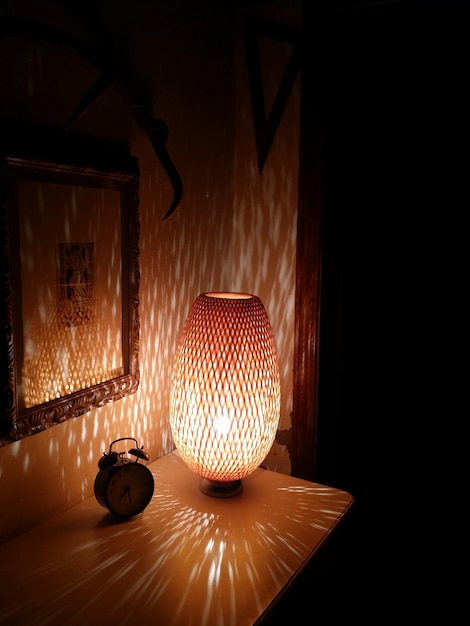 Lámpara eléctrica encendida en la mesa
