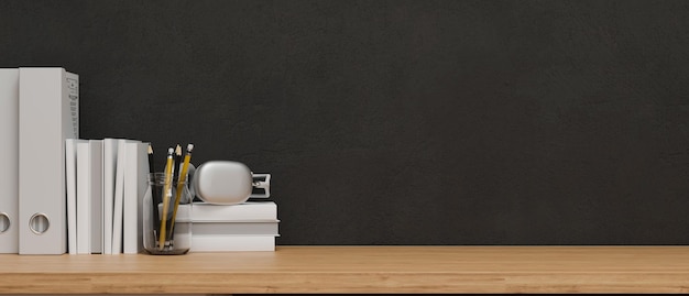 Lámpara eléctrica en la mesa contra la pared en casa