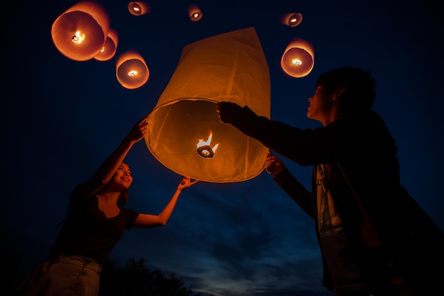 Lámpara flotante de pareja en la noche