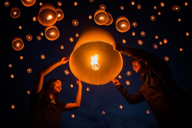 Lámpara flotante tailandesa en el festival Yeepeng