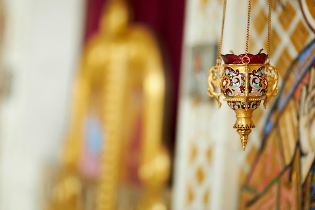 Lámpara Golden Icon Lámpara dorada delante de los iconos en la Iglesia Ortodoxa