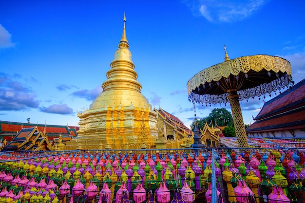 Lámpara de hermoso color Loy Krathong en Wat Phra That Haripunchai Lamphun Tailandia