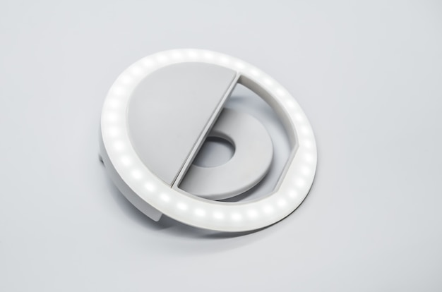 Lámpara de luz de anillo circular selfie LED de primer plano en blanco