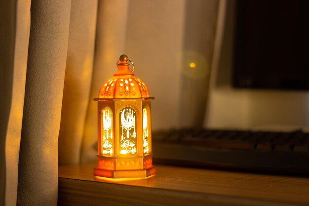 Una lámpara con la luz encendida se enciende sobre una mesa.