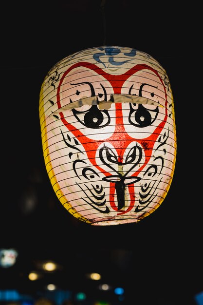 Lámpara de máscara JAPANESE KABUKI NOH en fondo oscuro