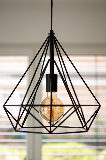 Foto lámpara minimalista negra en interiores lámparas de ático estilo vintage retro scandi lámpara de luz edison