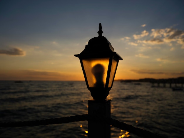 Lámpara en el muelle al atardecer